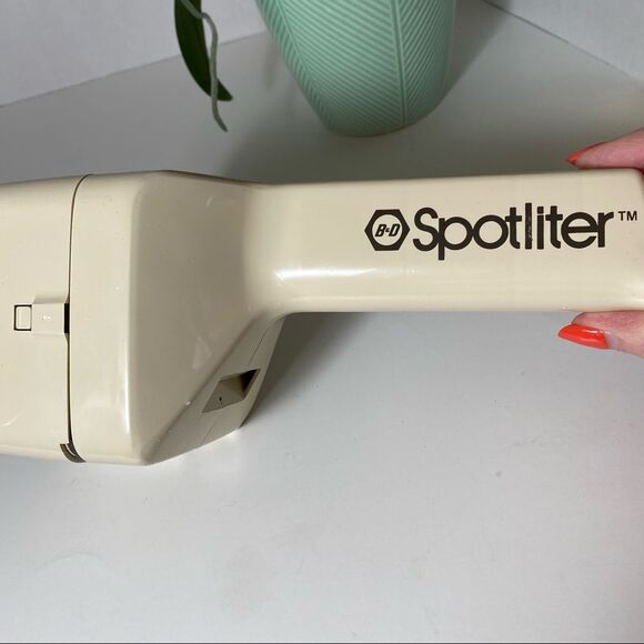 Black and Decker SPOTLITER, Electric, Rechargeable Flashlight, Wall Mount Offer? - Picture 4 of 8